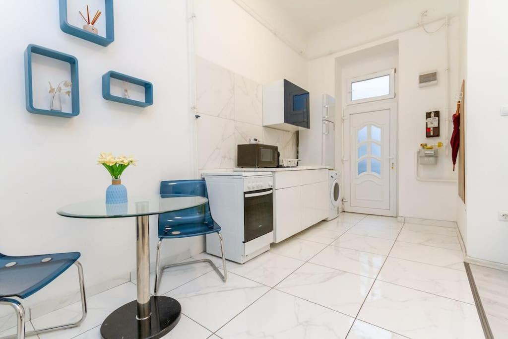 Apartment Dreamscape On Margit Boulevard By Nw